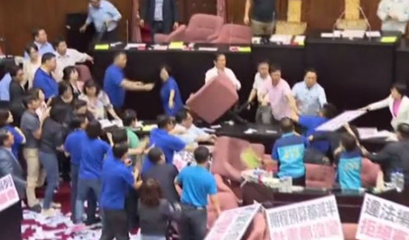 Tayvan parlamentosunda gerginlik: Ortalık savaş alanına döndü!