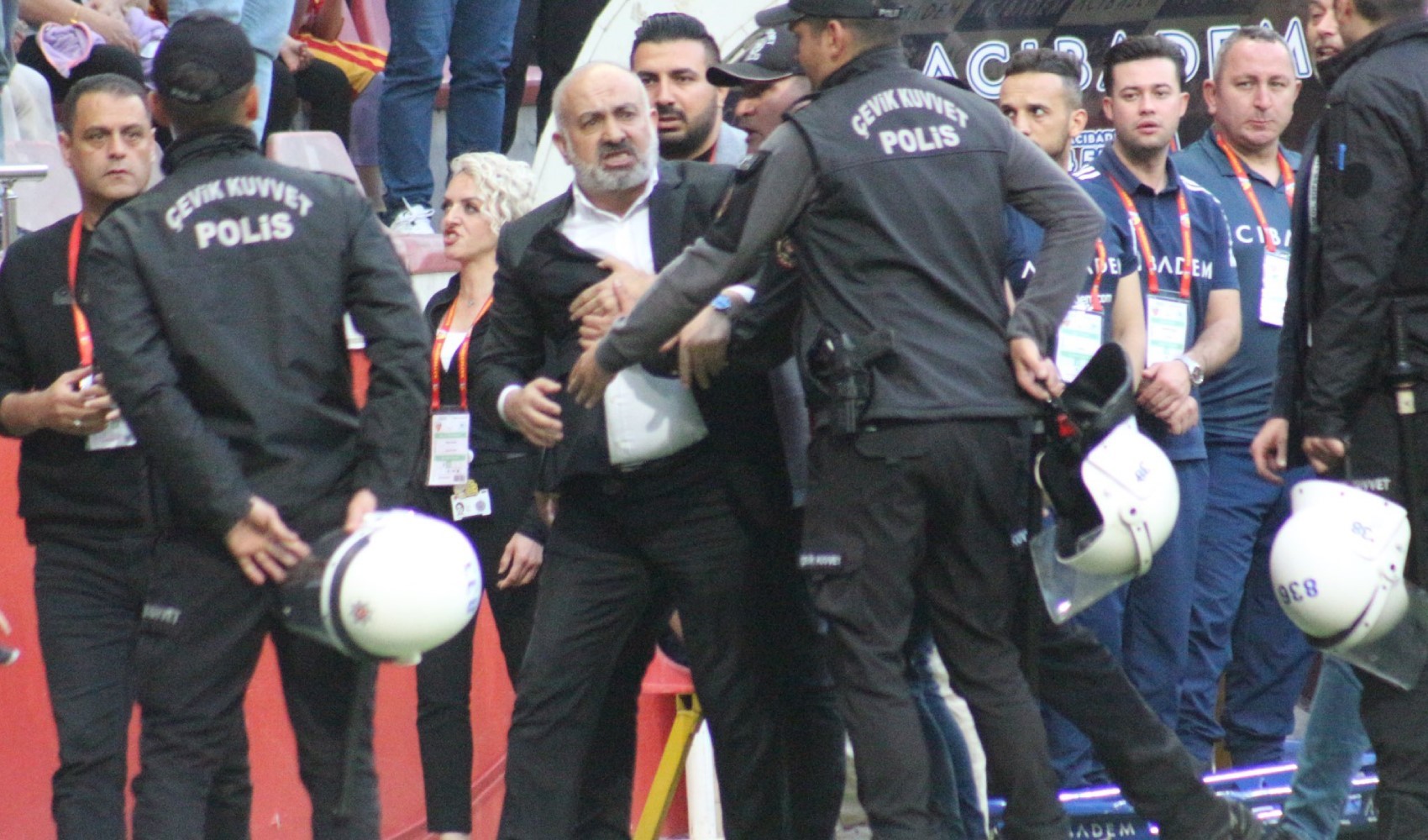 Süper Lig'de bir skandal daha: Kulüp başkanı sahaya girdi!