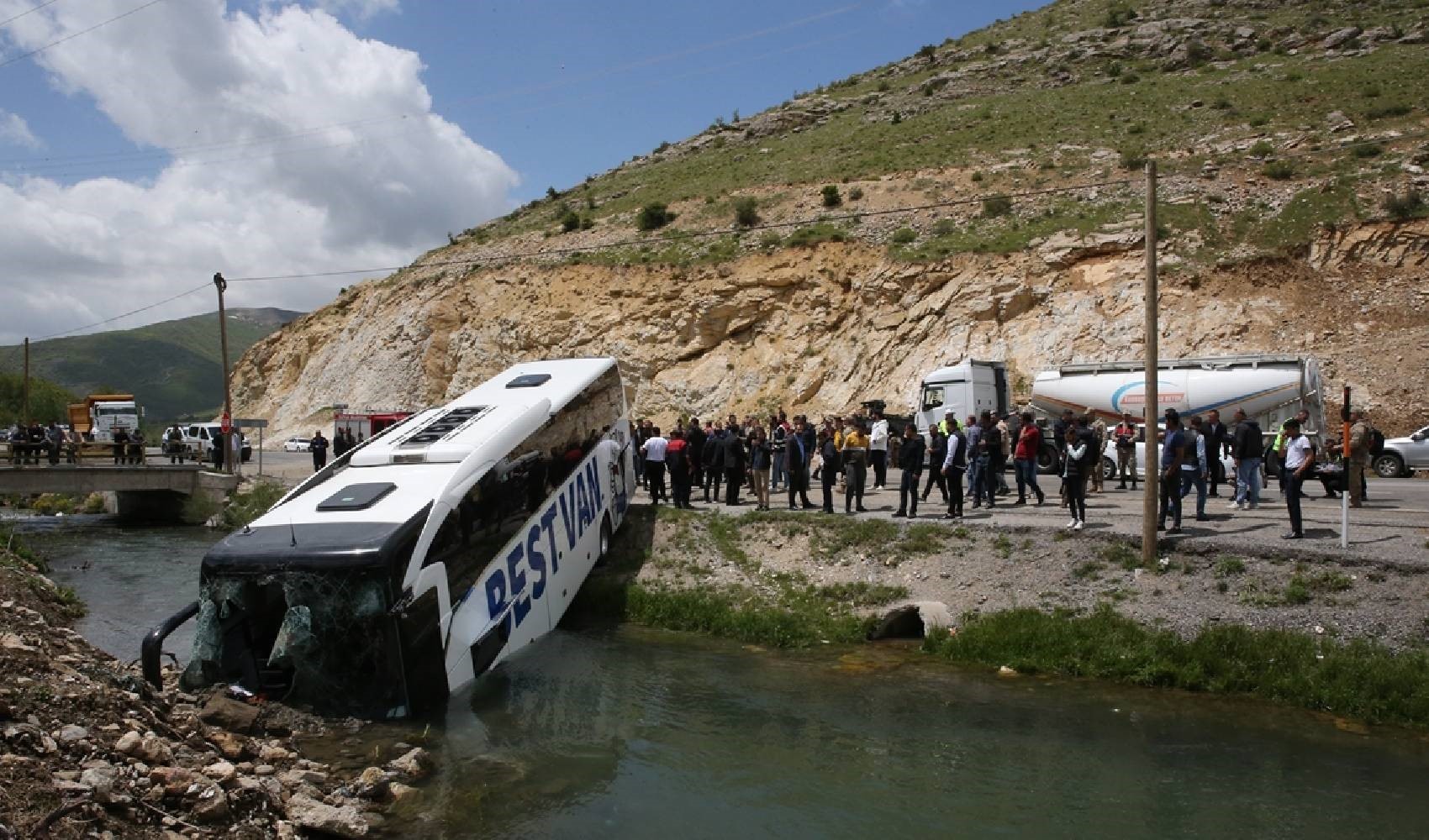 Bitlis'te yolcu otobüsünün dereye düşmesi sonucu 7 kişi yaralandı!
