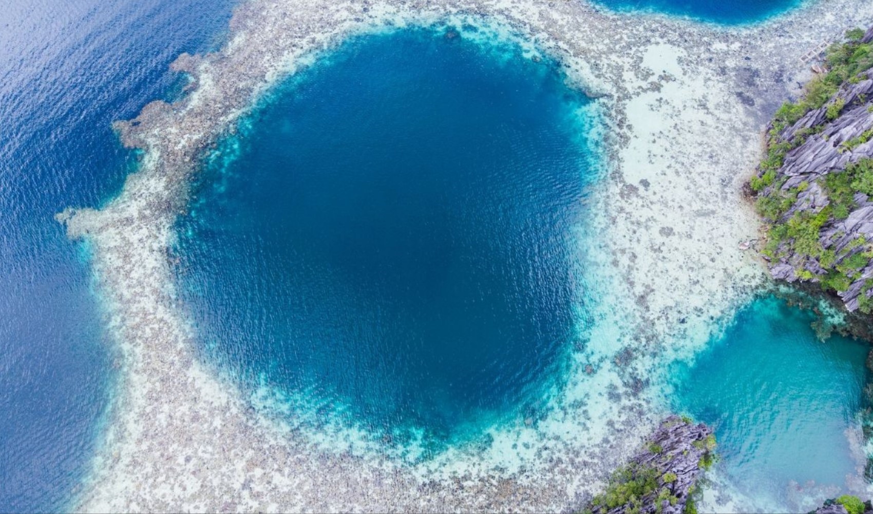 Dünyanın en derin mavi çukuru: 2021'de keşfedilen 420 metrelik Taam Ja oldu