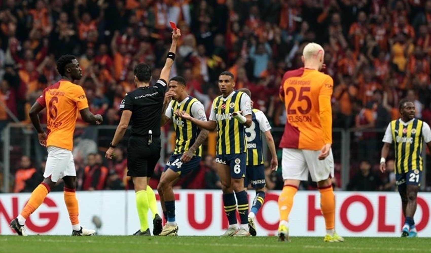 Djiku'ya gösterilen kırmızı kart doğru mu? Eski hakemler Galatasaray-Fenerbahçe derbisinin tartışmalı pozisyonlarını yorumladı