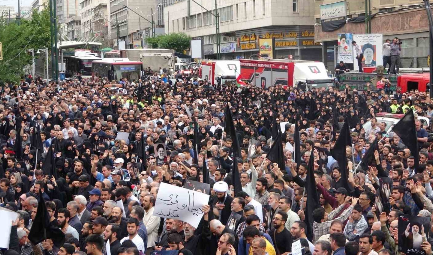 İran’da halk Reisi’yi anmak için meydanlarda toplandı