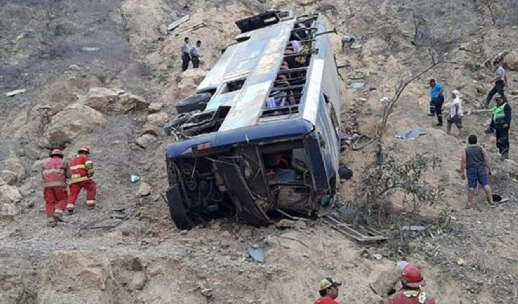 Otobüsün kamyonla çarpışması sonucu 11 kişi öldü!