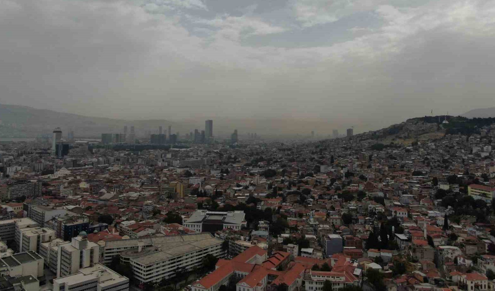 İzmir’de hava griye döndü, çöl tozu sis gibi kente çöktü