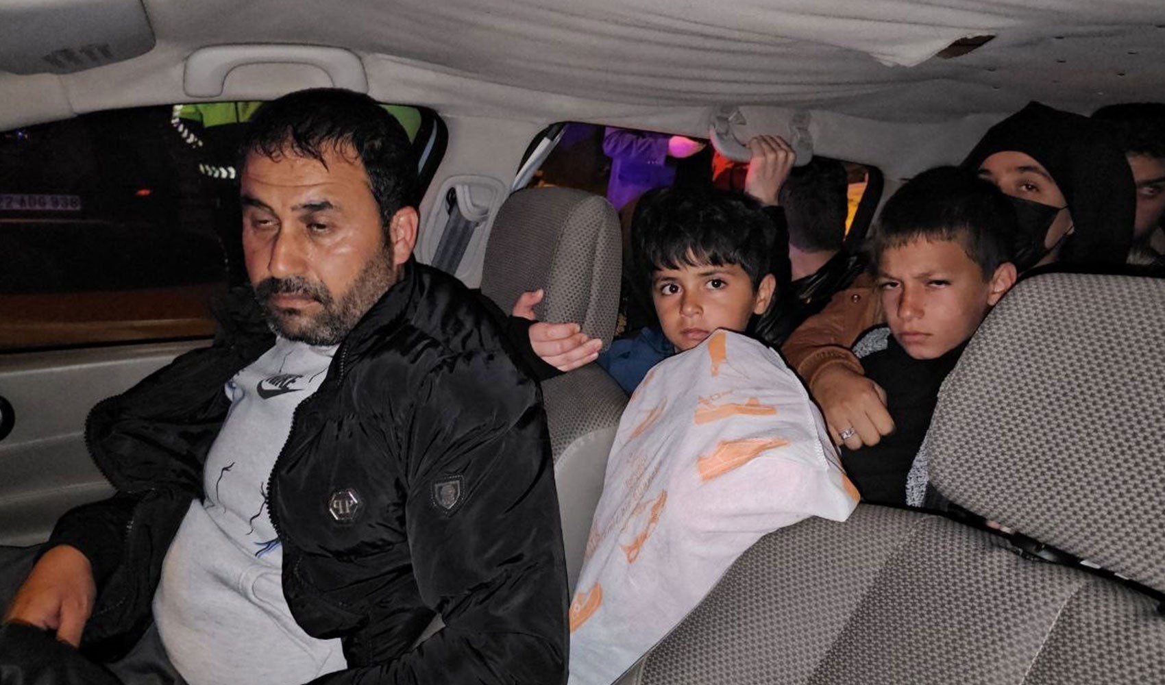 Edirne'de filmleri aratmayan kovalamaca: 'Dur' ihtarına uymayan otomobilden 17 kişi çıktı