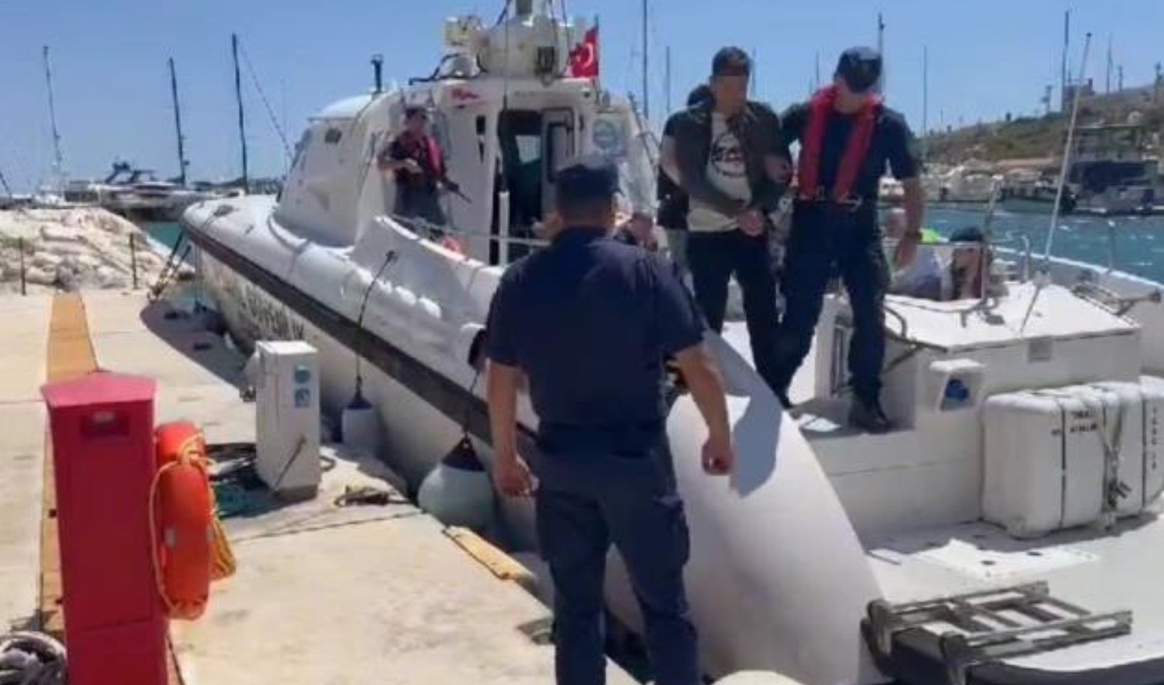 İzmir’de yelkenli tekne ile yurt dışına kaçmaya çalıştılar: 10 FETÖ’cü yakalandı