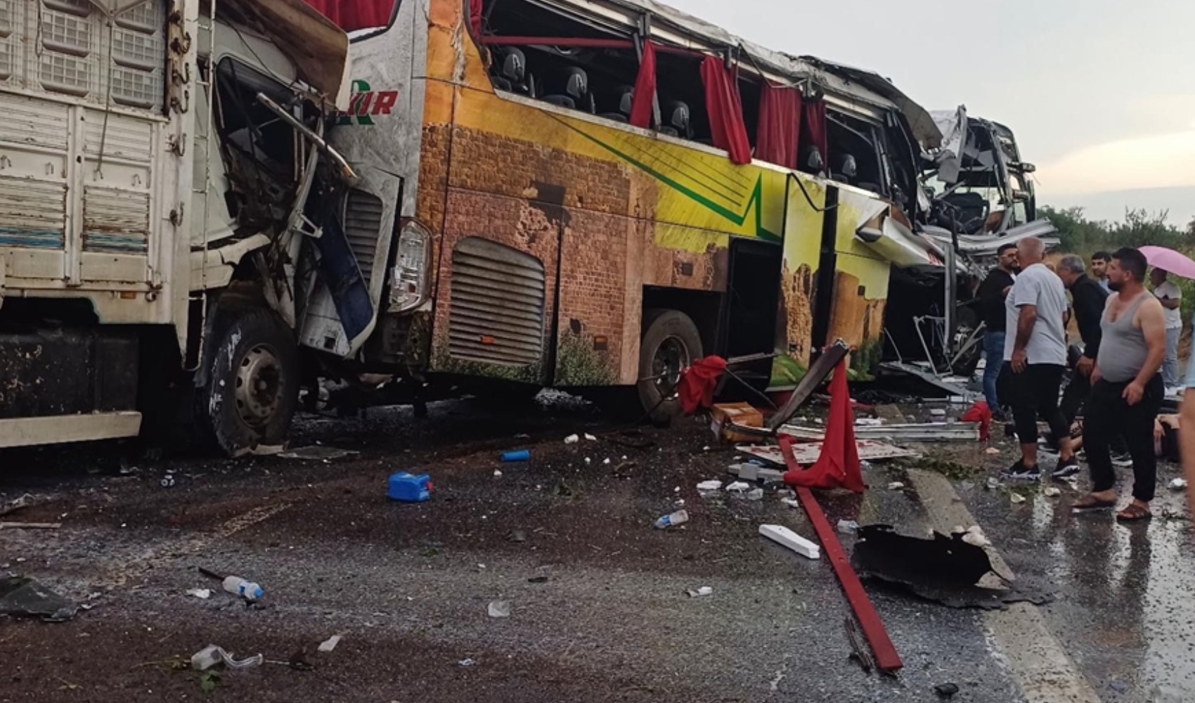 Mersin'de zincirleme trafik kazası: 11 ölü