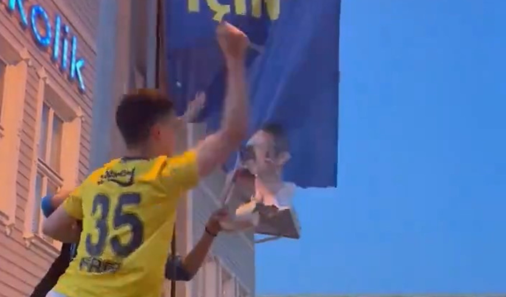 Fenerbahçeli taraftar kaçan şampiyonluk sonrası Ali Koç'un afişlerini yırttı