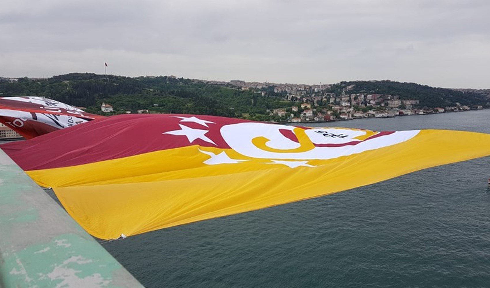 Şampiyon olan Galatasaray'ın bayrağı 15 Temmuz Şehitler Köprüsü ve Fatih Sultan Mehmet Köprüsü'ne ne zaman asılacak?