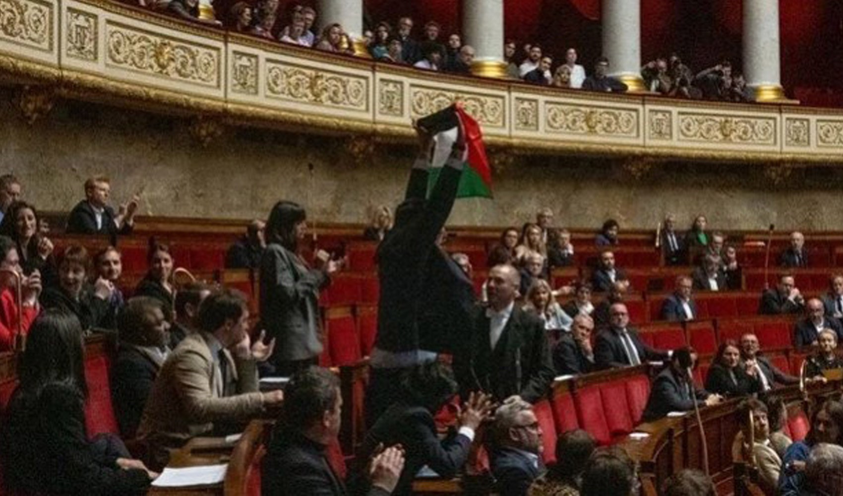 Fransa parlamentosunda Filistin bayrağı kriz yarattı