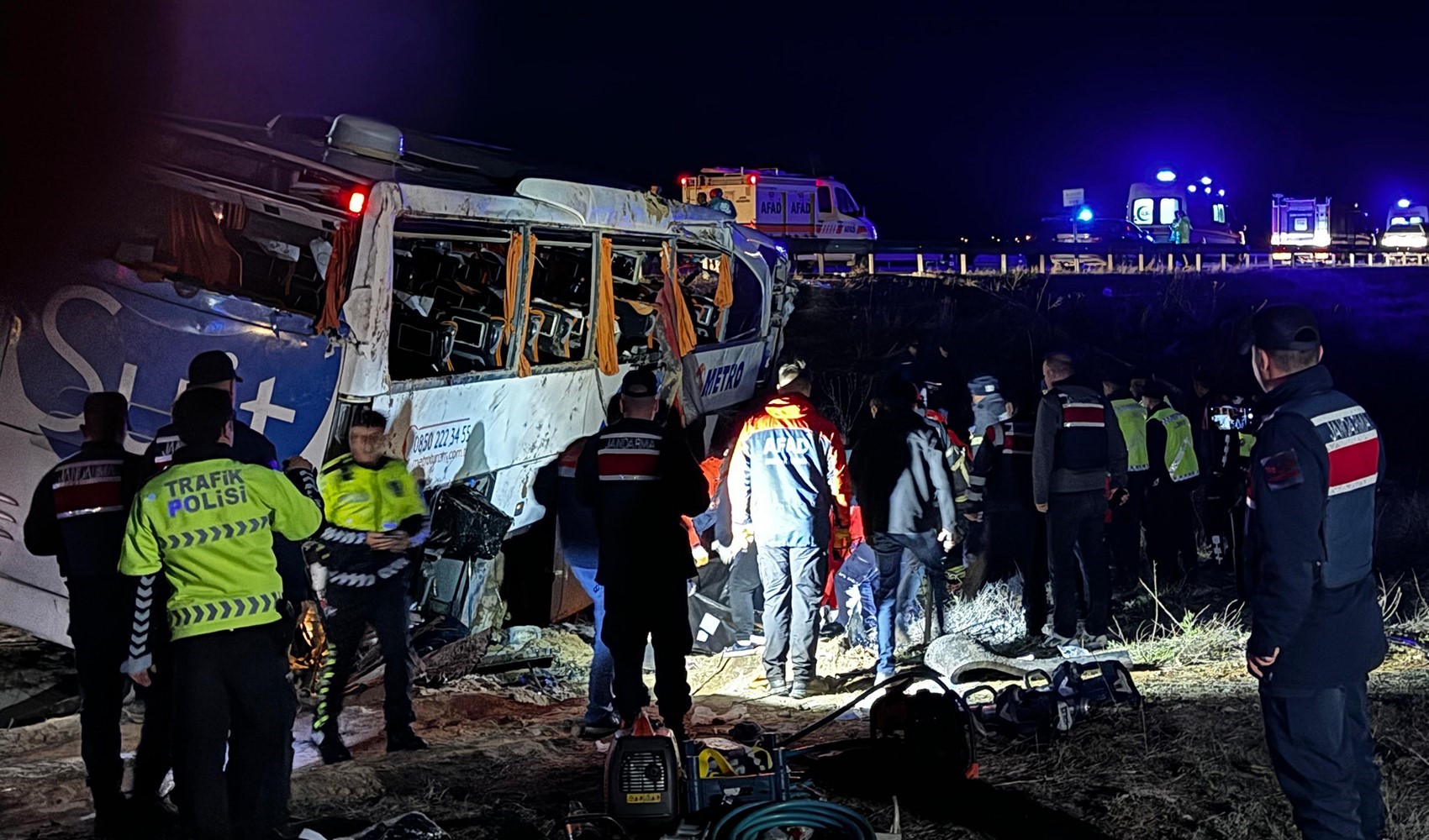 Niğde-Ankara Otoyolu’nda feci kaza! Otobüs şarampole devrildi: Çok sayıda ölü ve yaralı var...