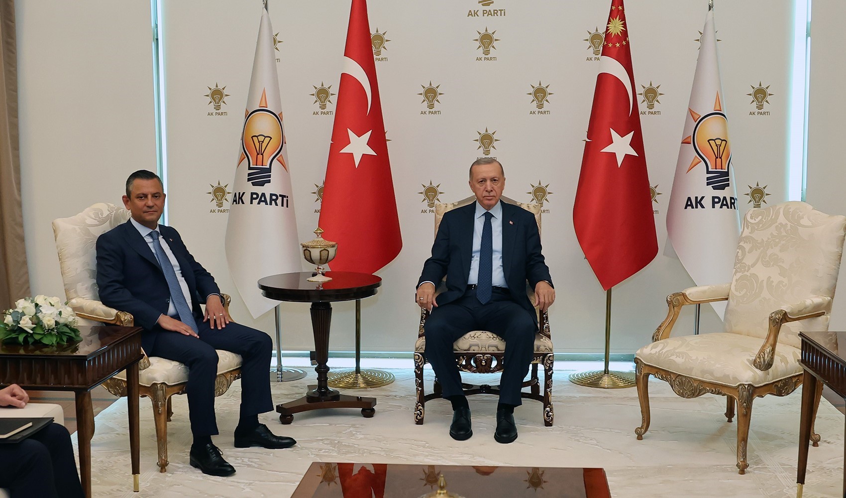 Erdoğan ziyaretinde gündeme oturmuştu: Özgür Özel'den 'boş koltuk' kriziyle ilgili ilk açıklama!