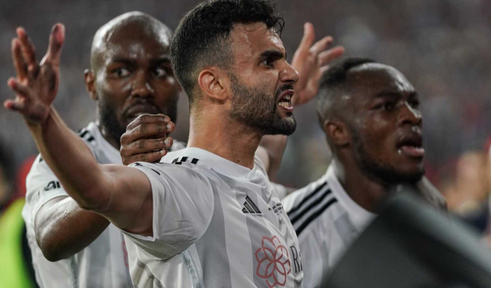 Rachid Ghezzal, yaptığı paylaşımla veda etti: 'Perde arkasındaki insanlar'