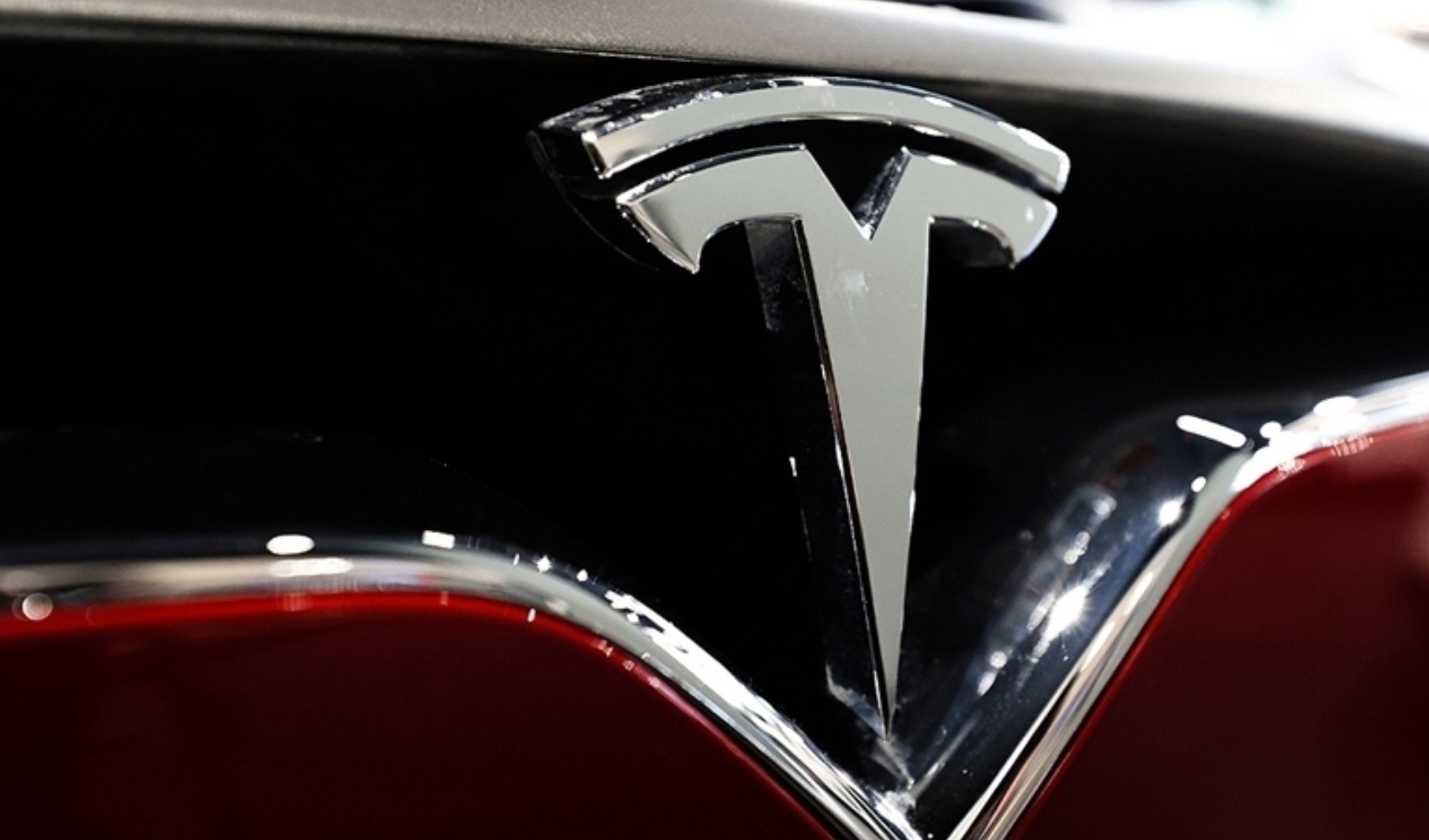 Emniyet kemeri uyarısı nedeniyle Tesla araçlarını geri çağırdı!