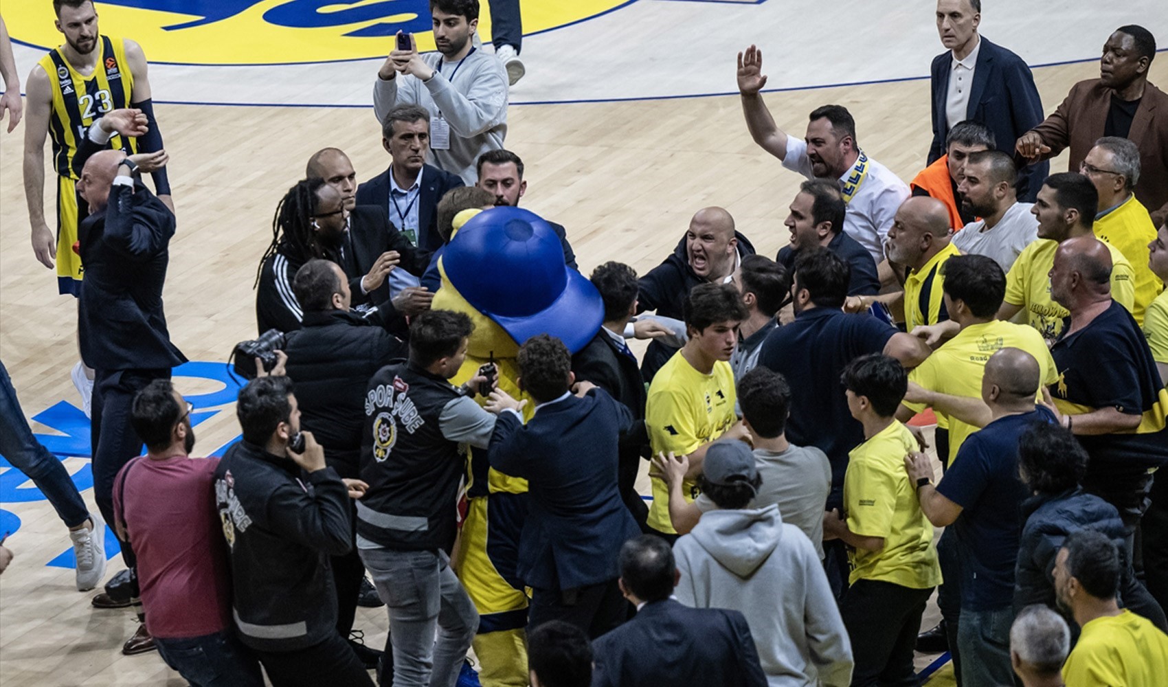 Fenerbahçe Beko-Monaco maçının ardından salonda gerginlik. Ali Koç'un oğlunun üzerine yürüdüler
