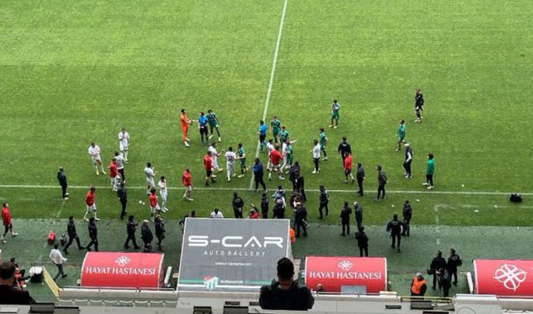 Bursaspor-Vanspor maçında konuk ekip sahayı terk etti
