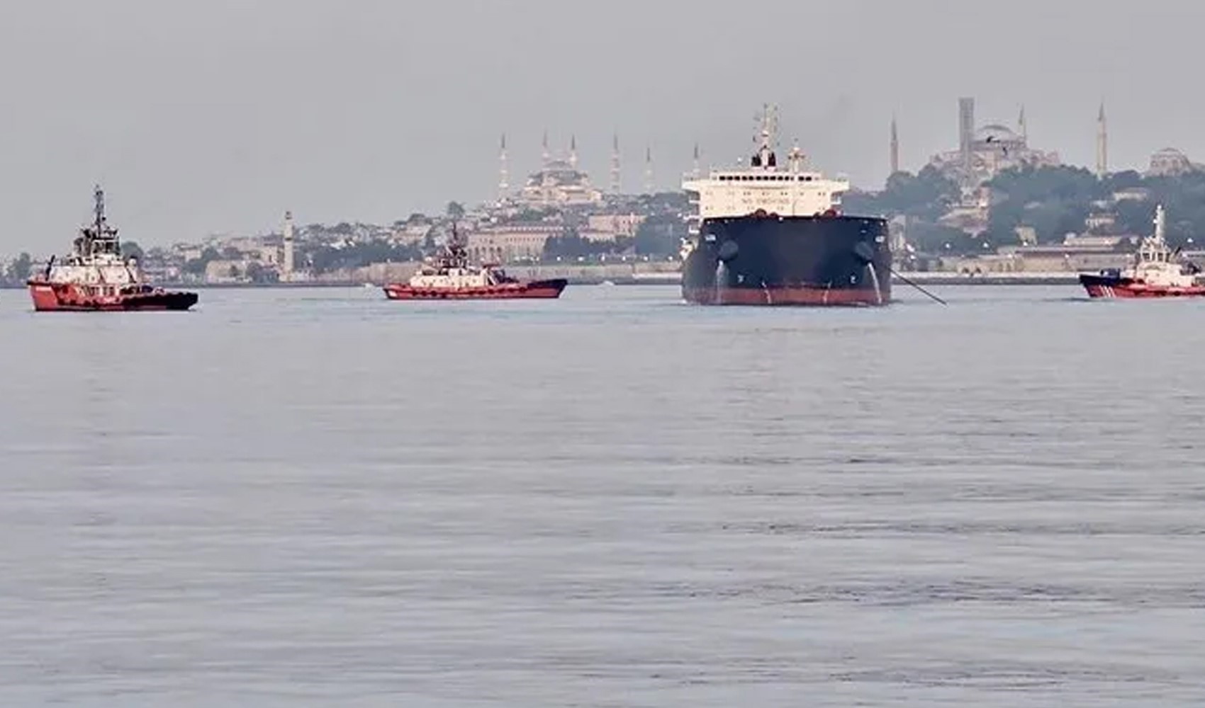 Haydarpaşa'da yük gemisi karaya oturdu: İstanbul Boğazı'nda gemi trafiği durduruldu!