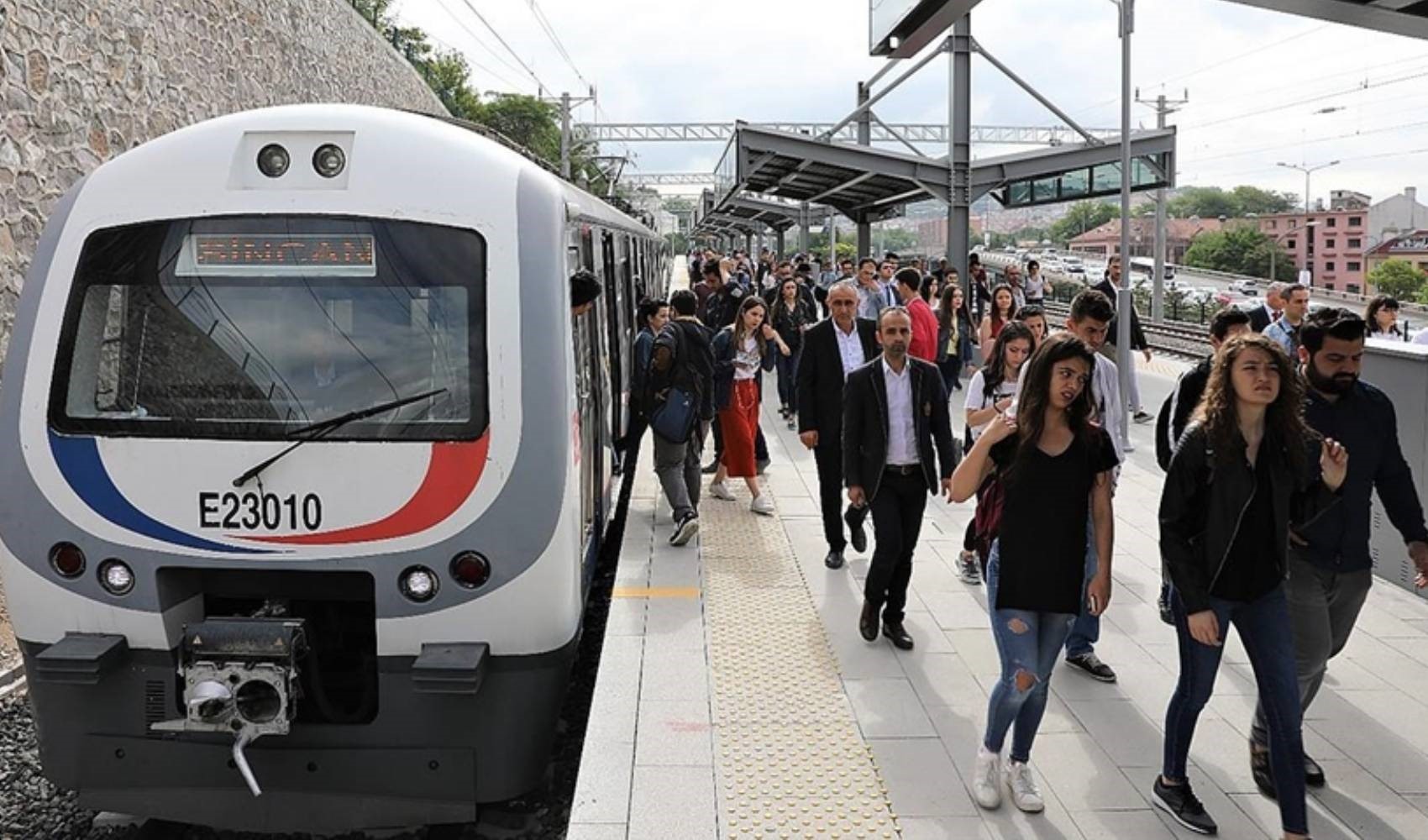 İzmir'de tren raydan çıktı, yolcular tahliye edildi!