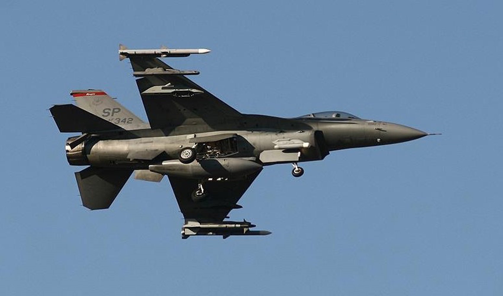 Singapur’da eğitim uçuşu sırasında F-16 savaş uçağı düştü