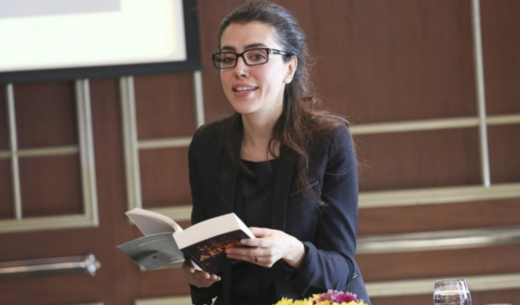 Ünlü yazar Azra Kohen'e tepkiler çığ gibi büyüyor: İlişiği kesildi, kitapları kaldırıldı