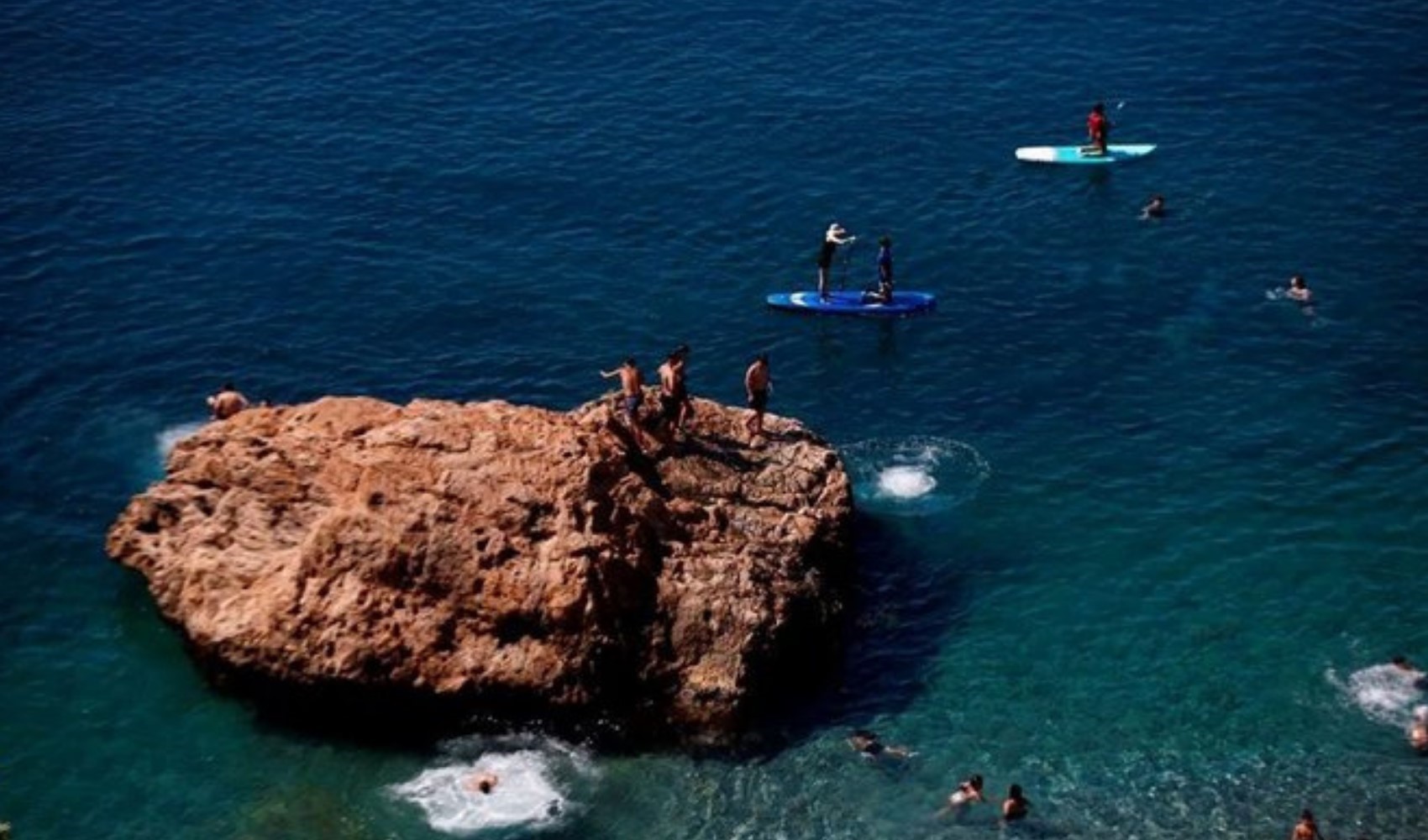Akdeniz'e yaz geldi: Antalyalı yurttaşlar sahillere akın etti