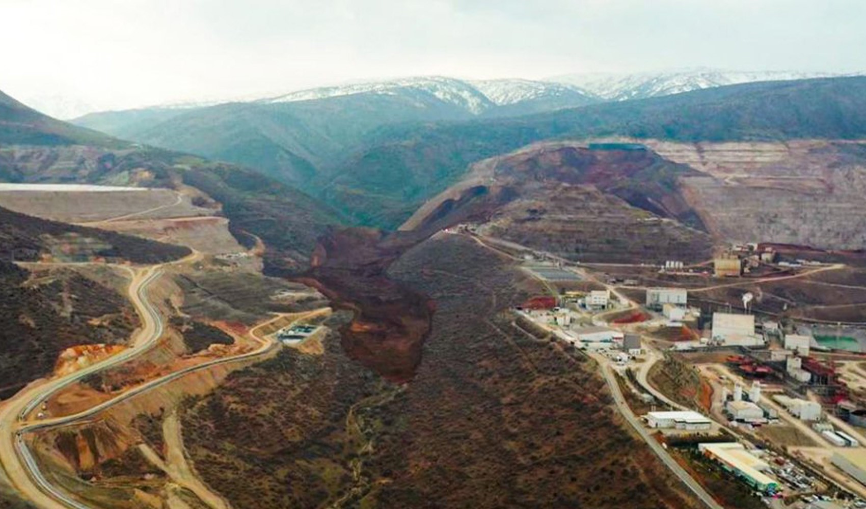 Erzincan Valiliği’nden ‘İliç’ açıklaması: Toprak altında işçi kalmadı