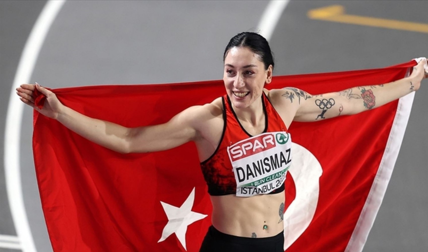 Tuğba Danışmaz atletizmde Türkiye rekoru kırarak olimpiyat kotası aldı