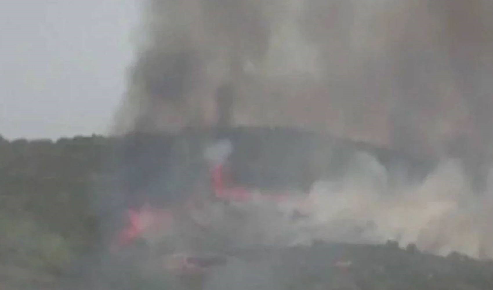Tuzla’da Piyade Okulu içerisinde çalılık alanda çıkan yangın söndürüldü