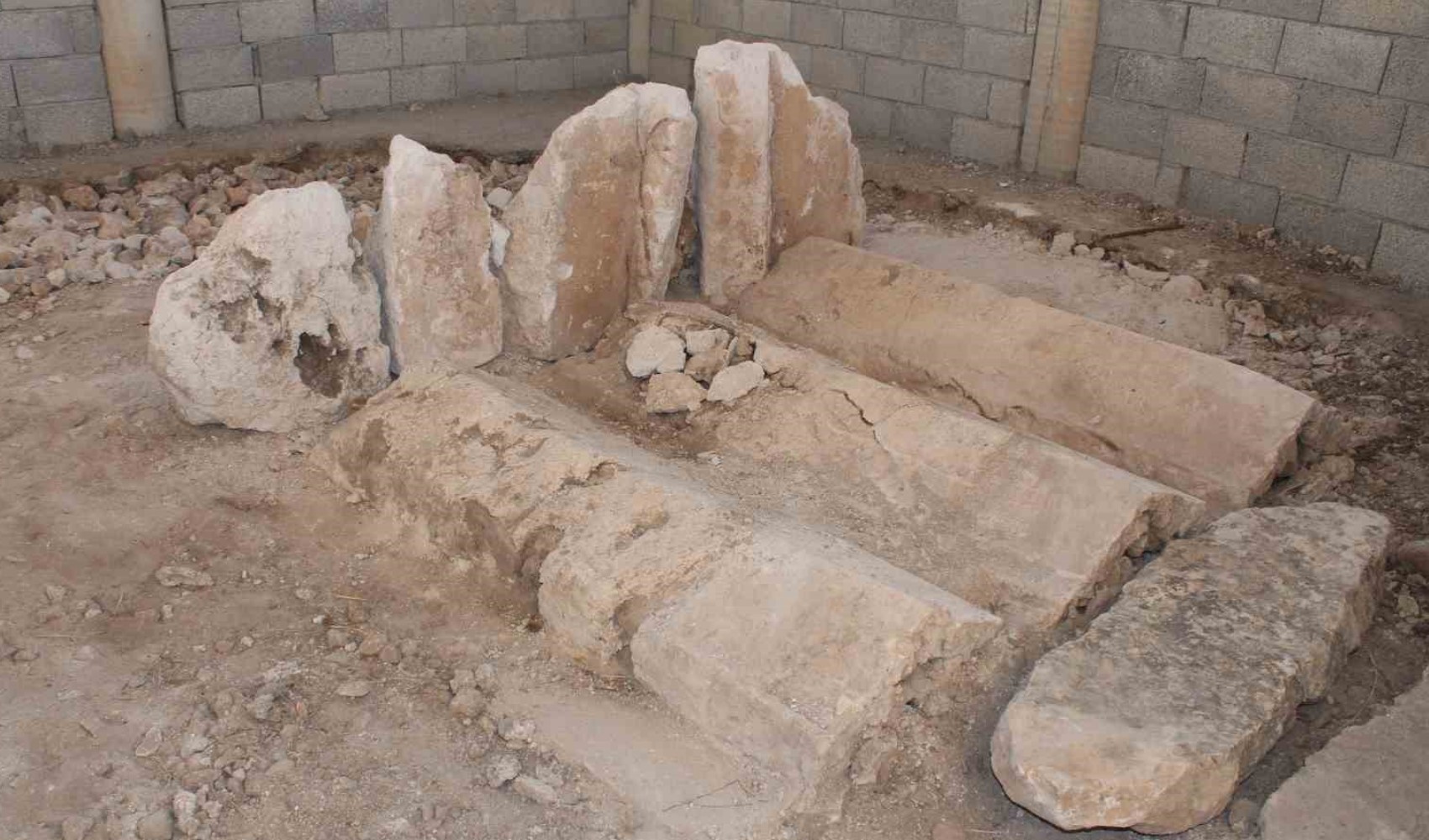 Tarihe ışık tutacak: Siirt'te restorasyon çalışmasında 3 mezar ortaya çıktı