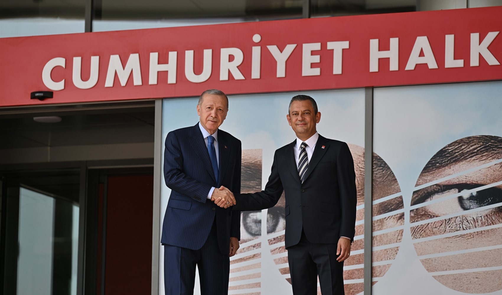 Cumhurbaşkanı ve AKP Genel Başkanı Recep Tayyip Erdoğan, CHP lideri Özgür Özel ile CHP Genel Merkezi'nde görüştü