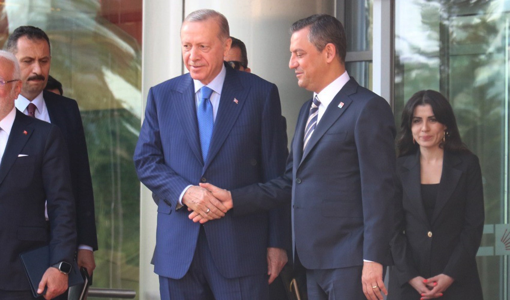 CHP Genel Merkezi'nde Erdoğan'ı ağırlayan Özel'den 'simgesel' hediye