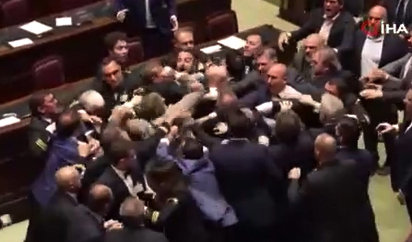 İtalya parlamentosunda yumruklu saldırı