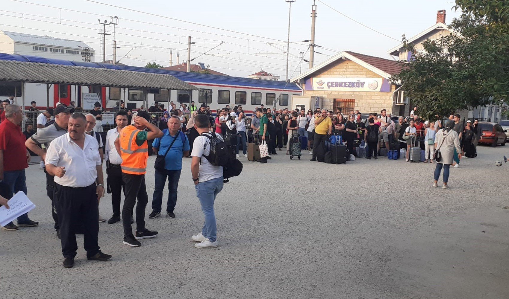 Halkalı-Edirne treni durdu. Yüzlerce yolcu mağdur oldu