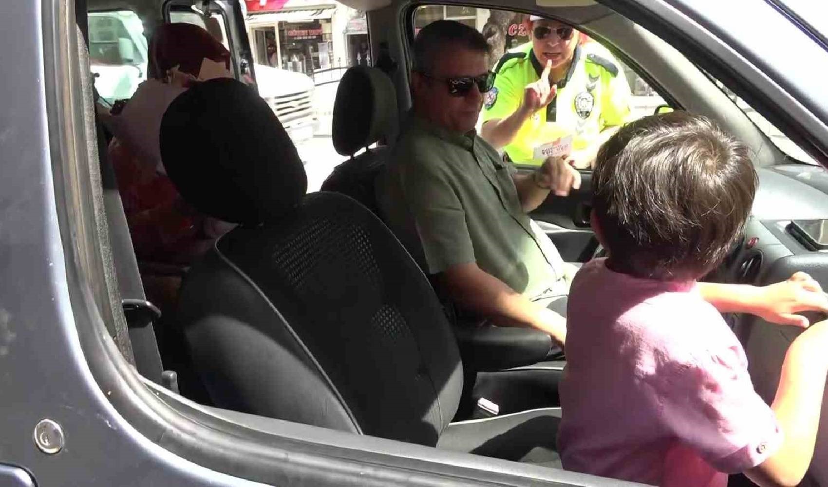 Trafik polisinden çocuğa: 'Senin çikolata parası gider'