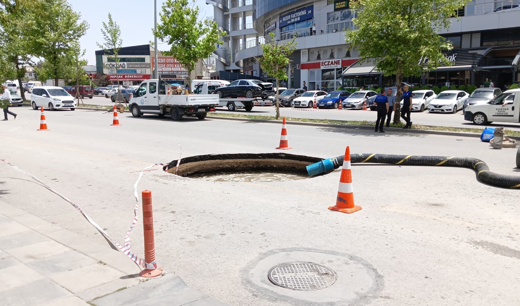 Ankara'da yol çöktü: 10 metrelik çukur oluştu