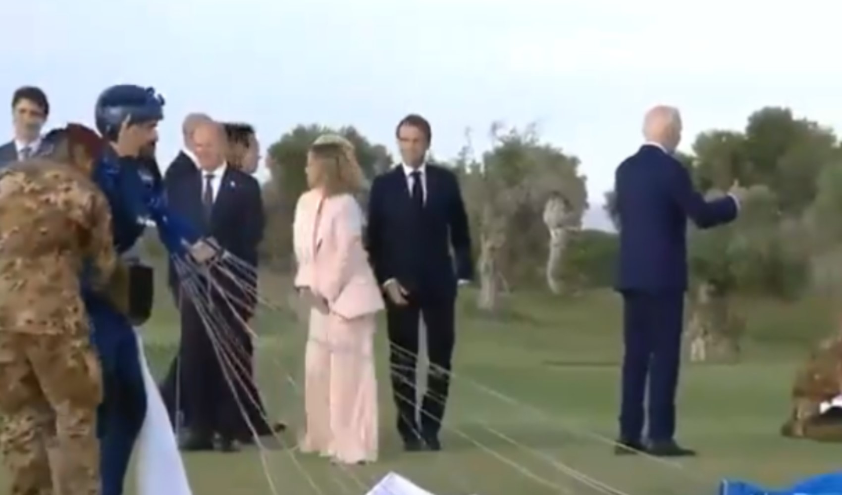 Biden G7 zirvesinde liderlerin yanından uzaklaştı: İtalya Başbakanı Meloni yardım etti