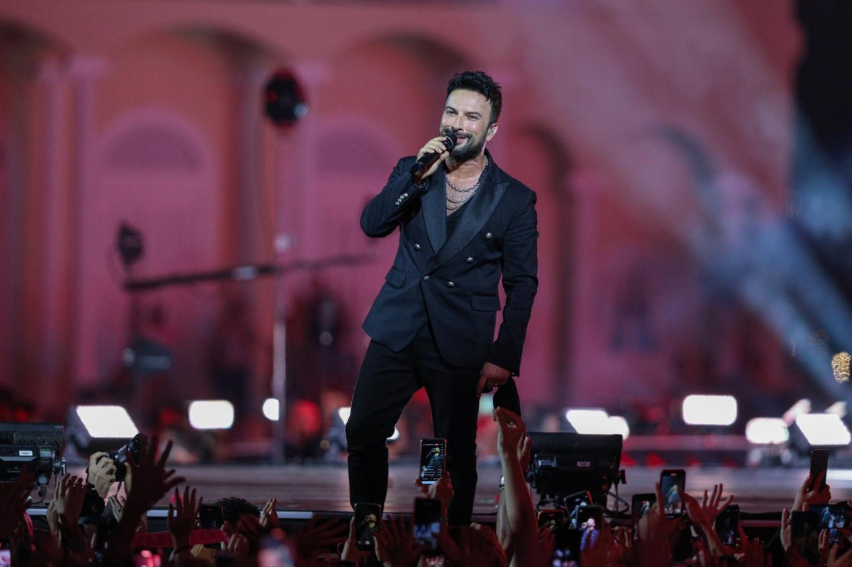 Tarkan'dan yeni yaz albümü: İşte 12 şarkılık liste ve şarkı sözleri...