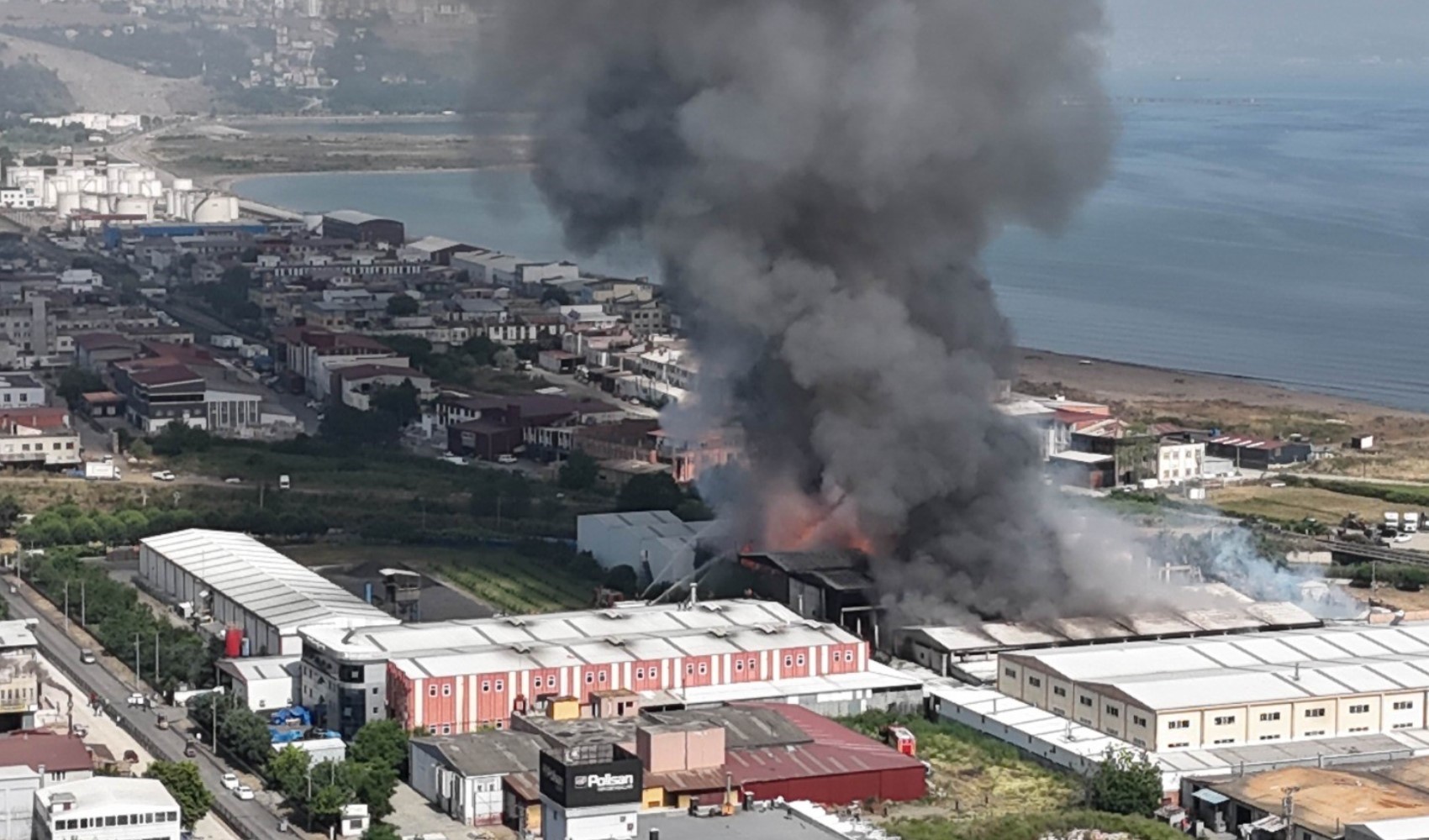 Samsun'da bebek bezi fabrikasında yangın: 7 itfaiye eri yaralandı