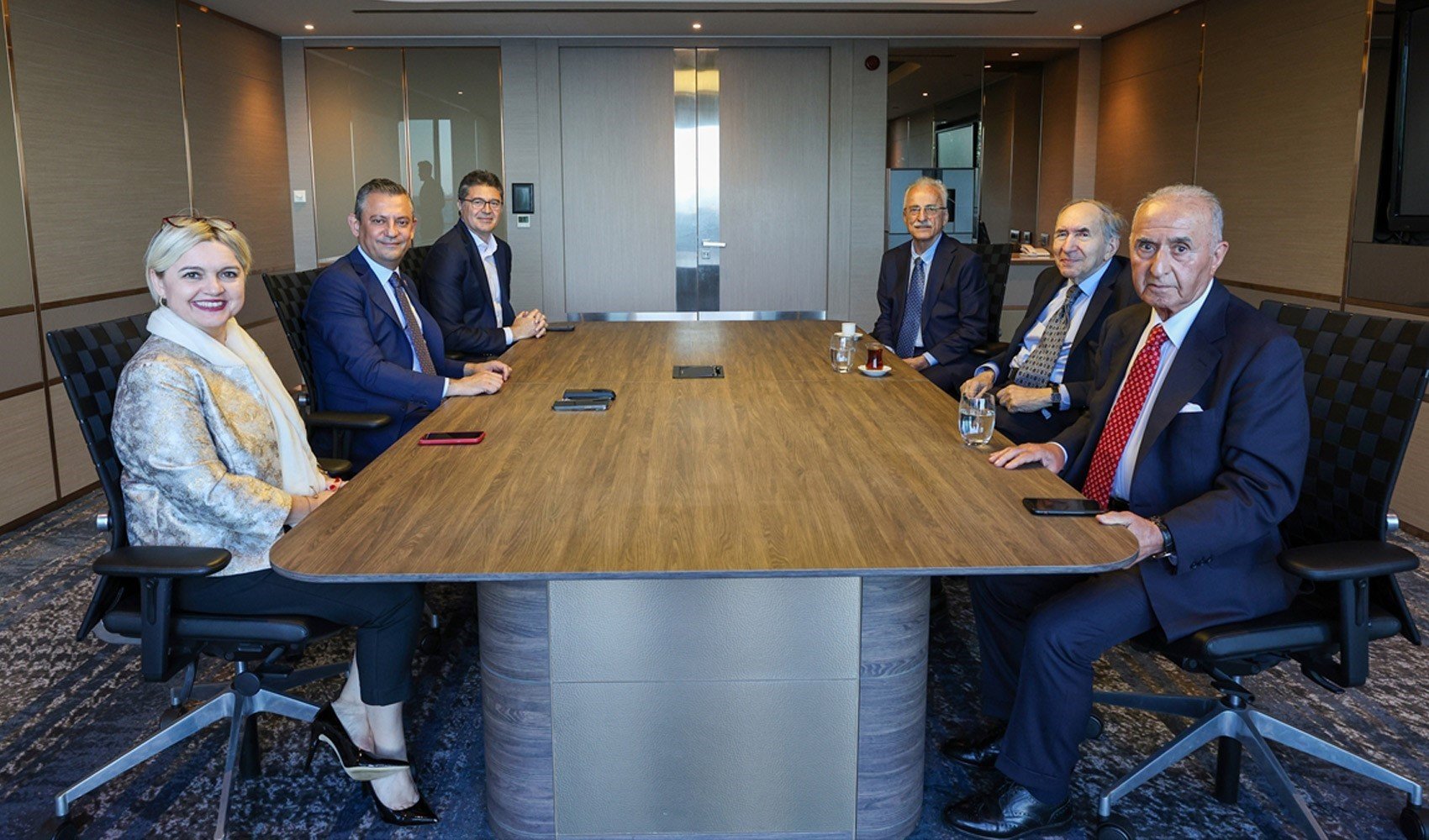 CHP Genel Başkanı Özel, partisinin eski genel başkanlarıyla buluştu