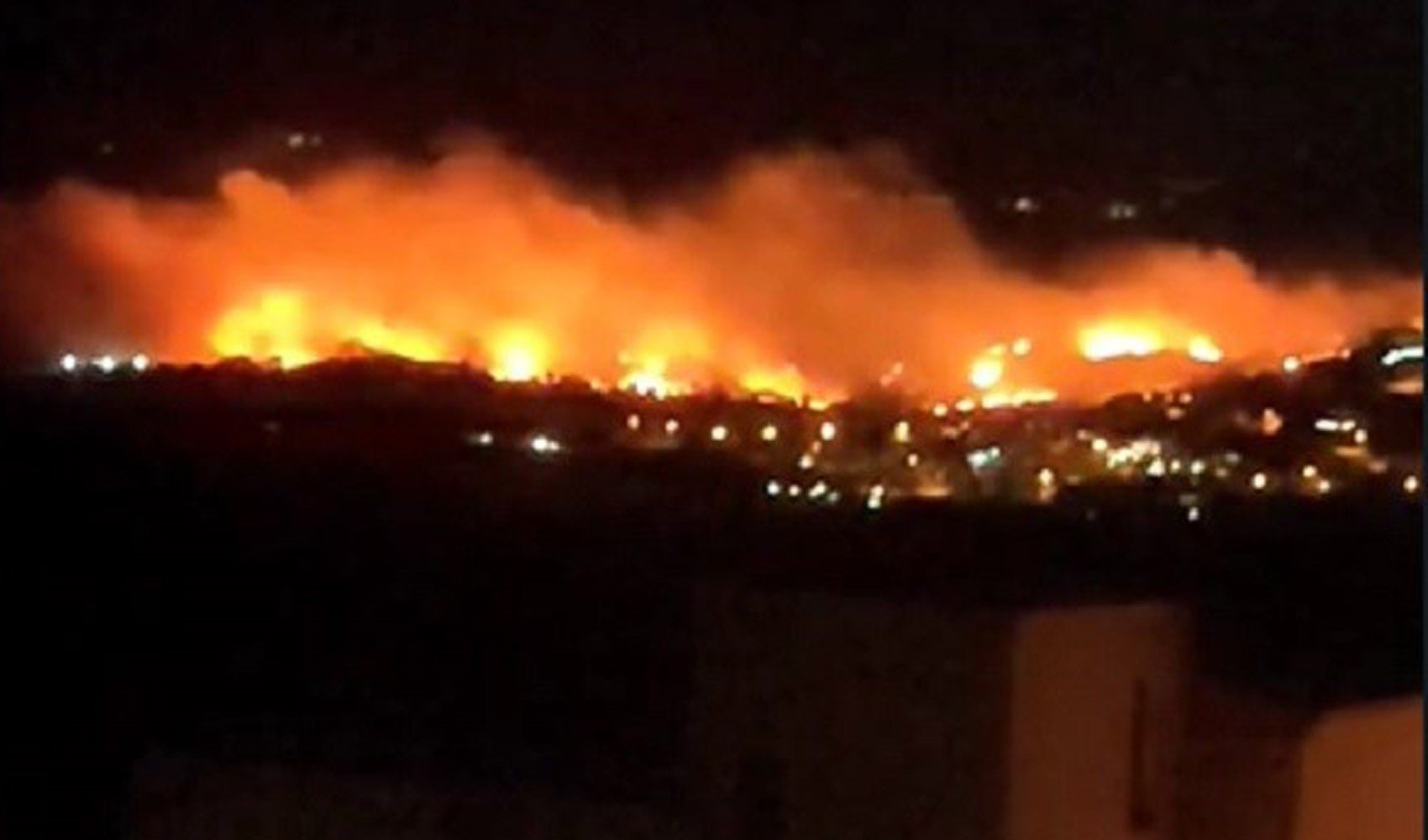 İzmir'de yerleşim yerlerine yakın alanda yangın