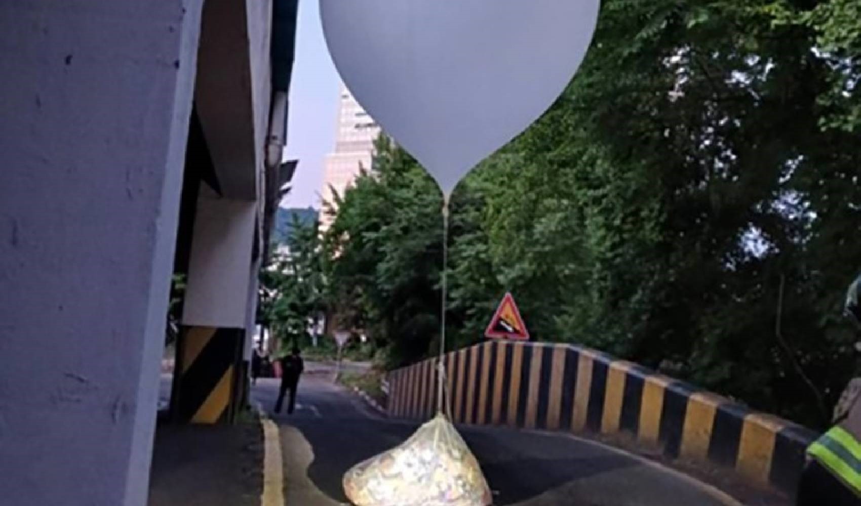 Kuzey Kore, Güney Kore’ye çöp taşıyan balon göndermeye devam ediyor