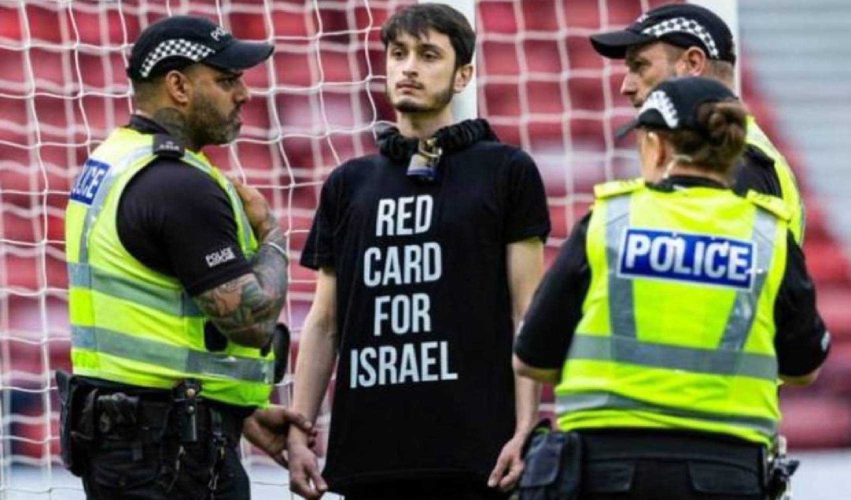 İskoçya-İsrail maçında bir protestocu, kendini kaleye zincirledi: 'İsrail’e kırmızı kart'