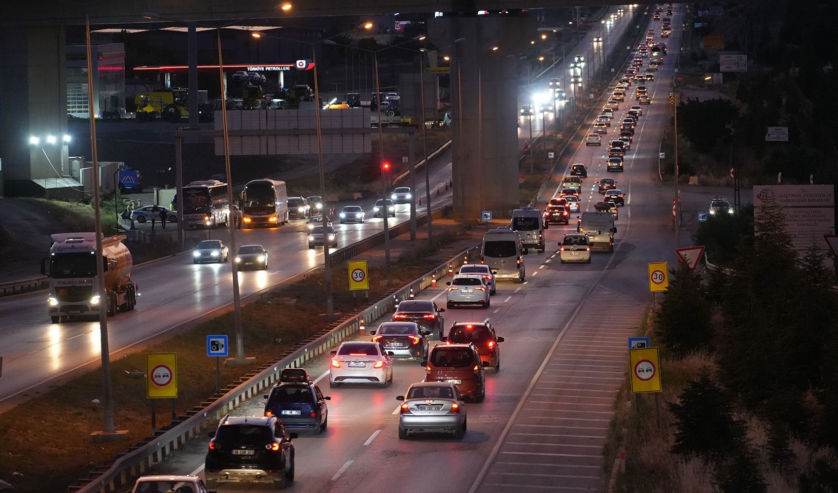 Bayram sona erdi, dönüş trafiği başladı: 43 kentin geçiş güzergahında trafik yoğunluğu
