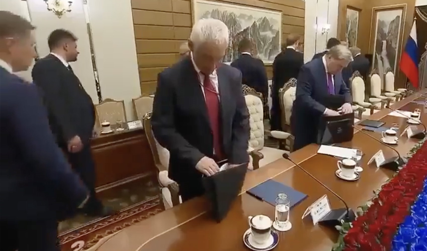 Putin, Kim Jong-Un görüşmesinde gerilim! Rus bakanlar salondan çıkarıldı...