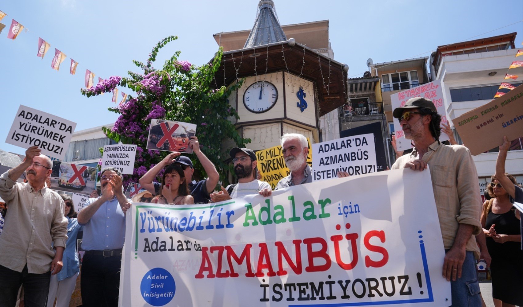 Adalar'daki minibüs eylemine Ahmet Ümit’ten destek