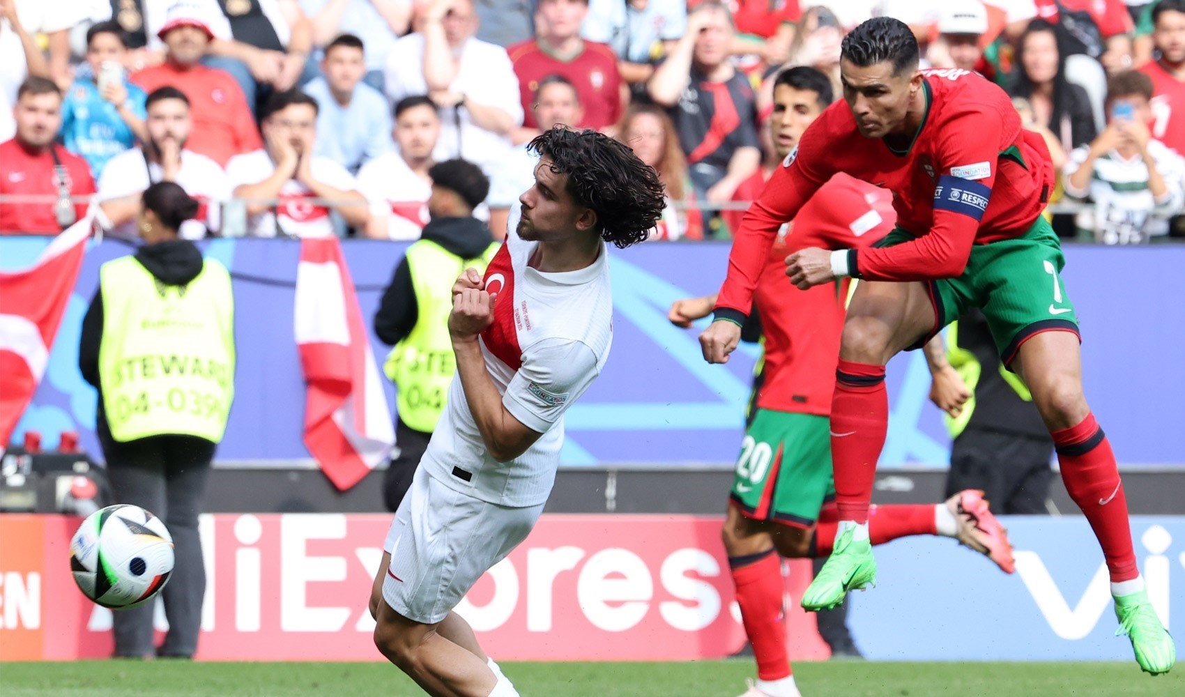 Portekiz'e farklı mağlup olan Türkiye şansını son maça taşıdı