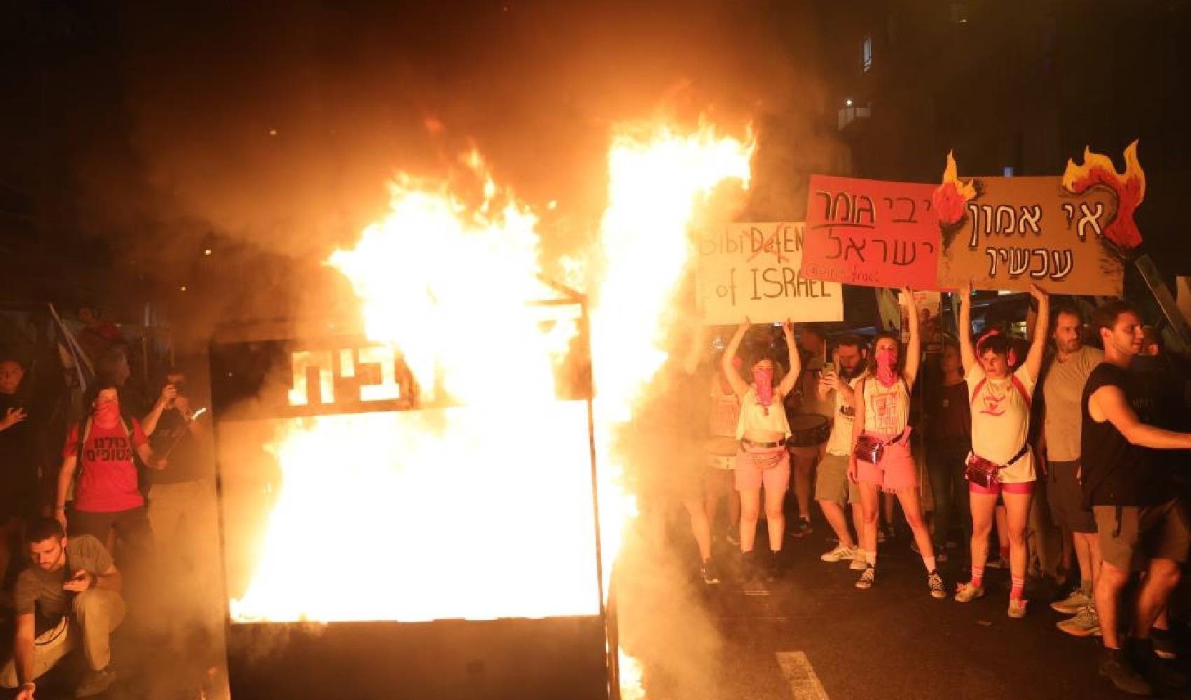 İsrail’de protesto: Caddeler ateşe verildi