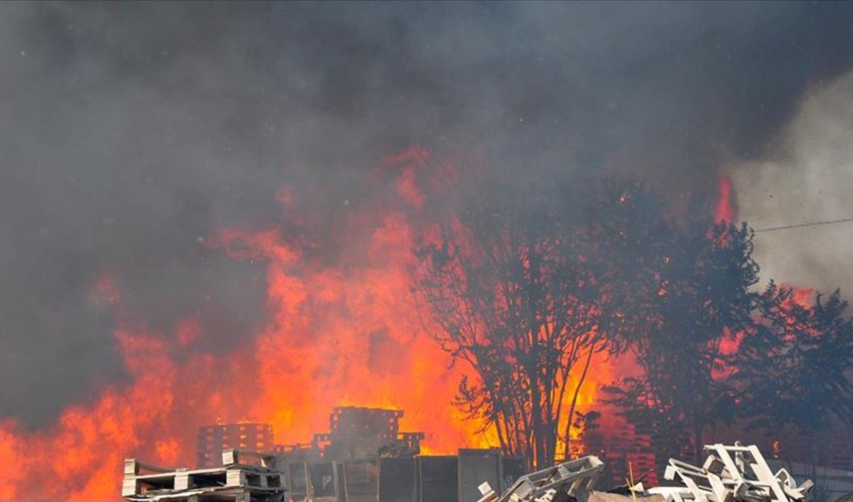 Ankara'da palet fabrikasında çıkan yangın kontrol altına alındı