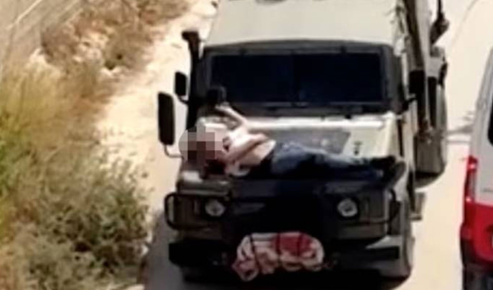 İsrail askerleri yaralı Filistinli’yi aracın kaputuna bağladı