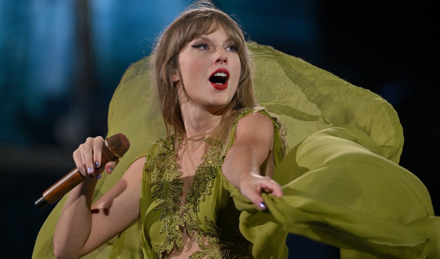 Taylor Swift'in konser verirken boğazına böcek kaçtı